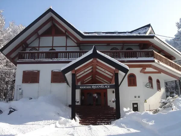 夜発バス/新宿・池袋発 ホテル竜王ヴィレッヂ 竜王スキーパーク 選べるリフト券/夕食ランクアップ|ゲレンデ目の前!綺麗な館内とゆったりとくつろげるラウンジがおすすめのホテル!1